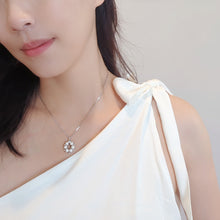 Load image into Gallery viewer, Ada Lovely Small Wreath Necklace