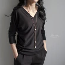 Load image into Gallery viewer, Clara Marshmallow Pearl Sweater Necklace