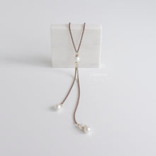 Load image into Gallery viewer, Clara Marshmallow Pearl Sweater Necklace