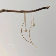 Load image into Gallery viewer, Audrey Japanese Freshwater Pearl Gold Bending Earrings