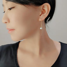 Load image into Gallery viewer, Audrey Japanese Freshwater Pearl Gold Bending Earrings
