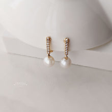 Load image into Gallery viewer, Tonia Leverback Drop Japanese Freshwater Pearl Earrings