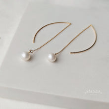Load image into Gallery viewer, Audrey Japanese Freshwater Pearl Gold Bending Earrings
