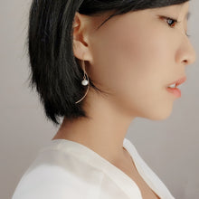 Load image into Gallery viewer, Audrey Japanese Freshwater Pearl Gold Bending Earrings
